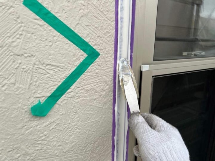 仕上げ作業(サッシシーリング)