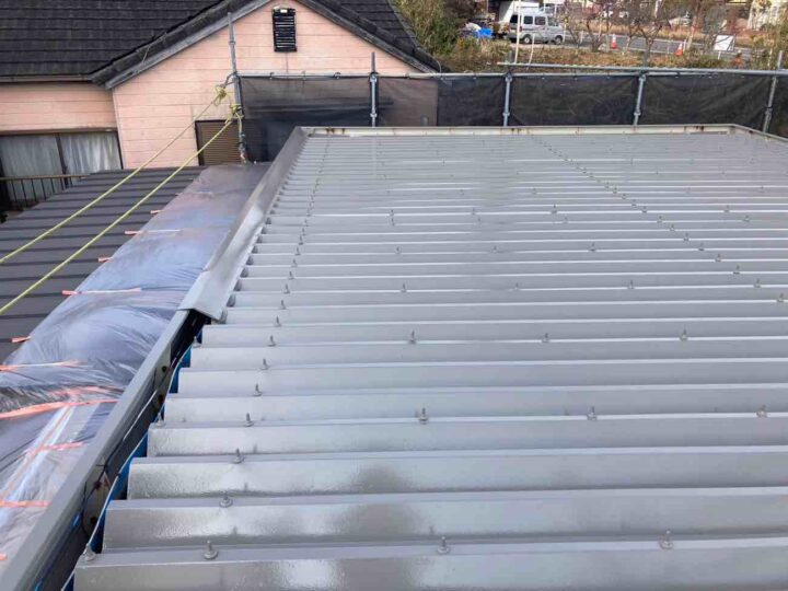 屋根塗装 中塗り施工後