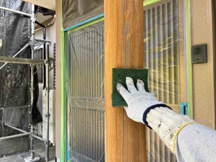 玄関ポーチ柱 ケレン作業