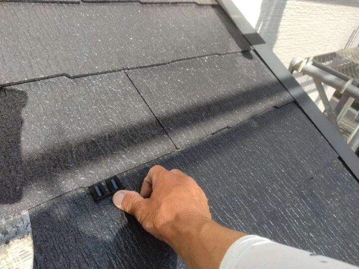 屋根塗装 タスペーサー取付(縁切り作業)