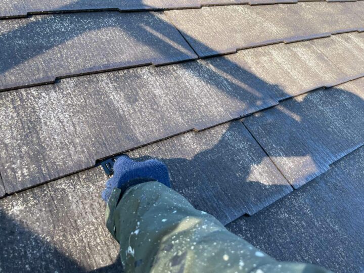 屋根塗装 タスペーサー取付(縁切り作業)