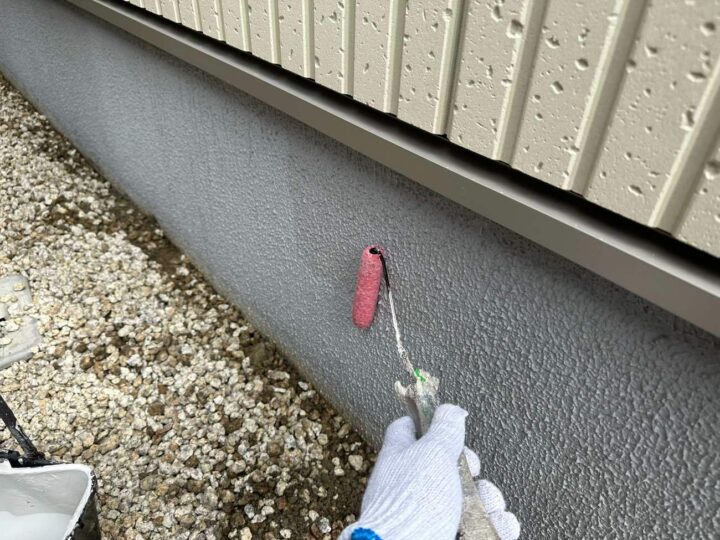 基礎巾木 上塗り1回目