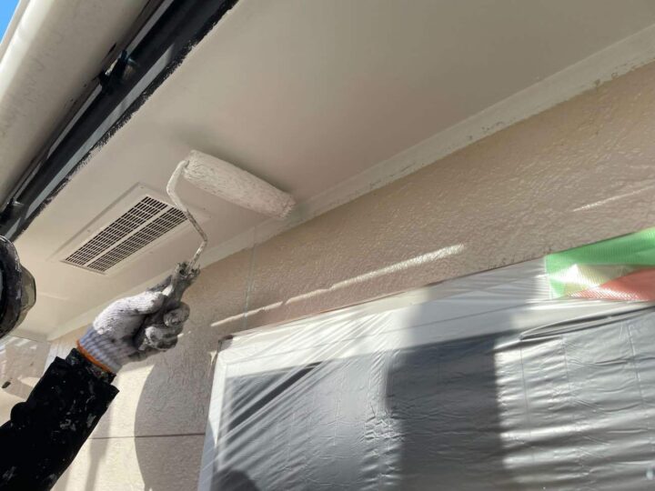 軒天 上塗り1回目