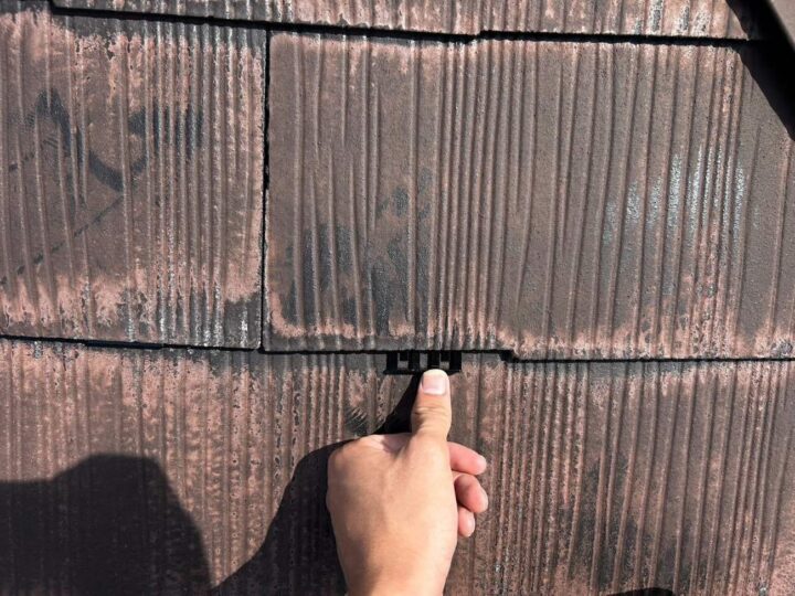 屋根塗装 タスペーサー取付(縁切り作業)