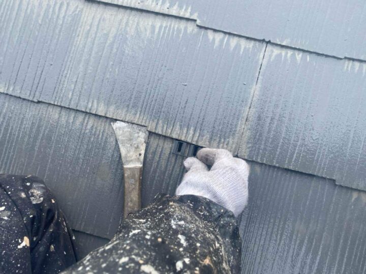 屋根 タスペーサー取付(縁切り作業)