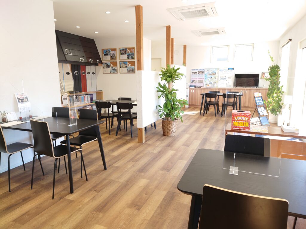 店舗の中は落ち着きのある空間で塗装のご相談にうってつけです。