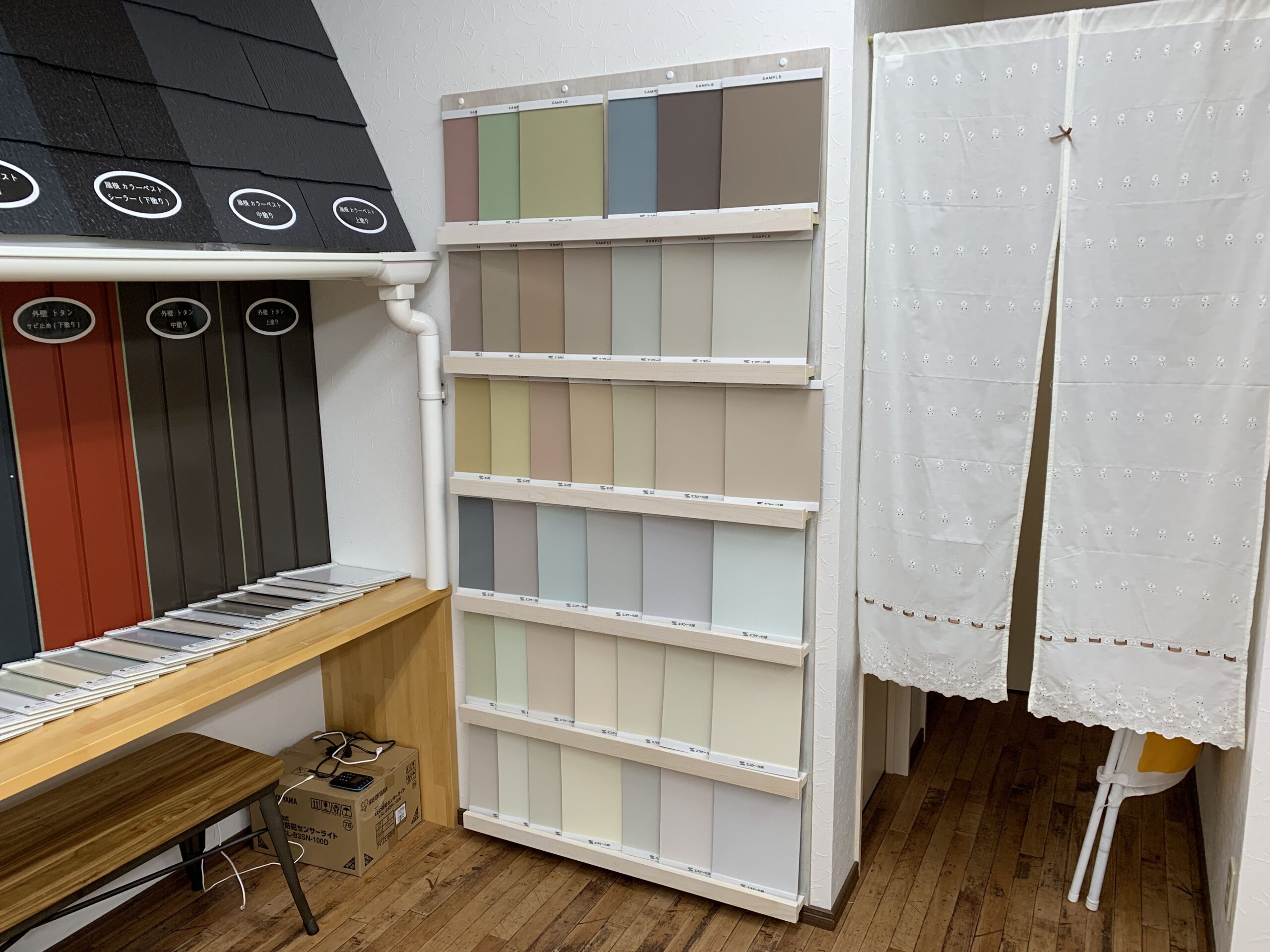 カラーサンプルや塗り見本を確認して外壁の色を決めていきます。