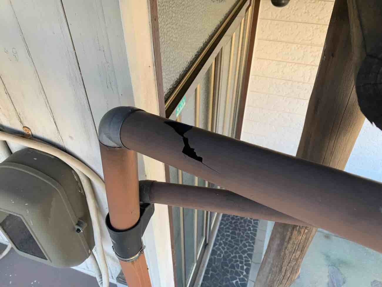 雨樋が割れて、水が落ちてくる場合の修理について