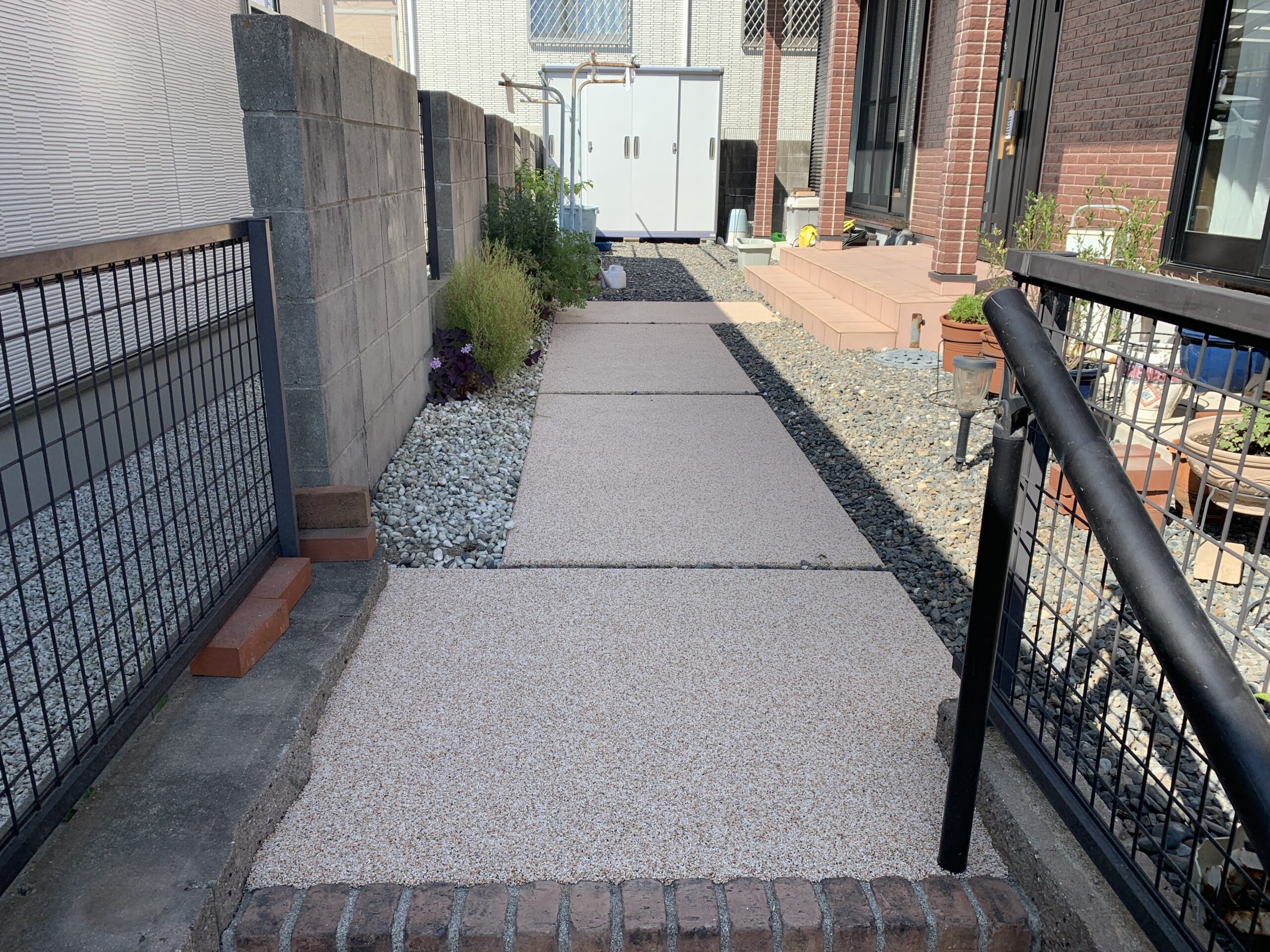 外構で玄関通路の修理ができます。