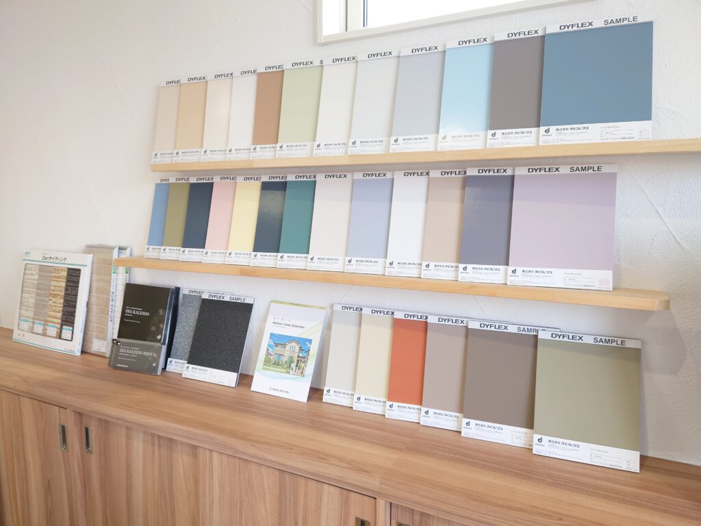 色見本がございますので、手に取って見ることが出来ます。