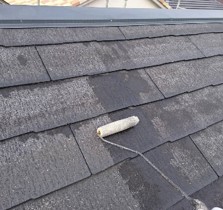 屋根塗装工事における下塗りの写真です。