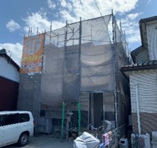 外壁塗装工事の足場組立の写真です。