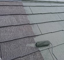 屋根塗装工事における中塗りの写真です。