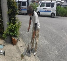 屋根塗装工事における清掃の写真です。