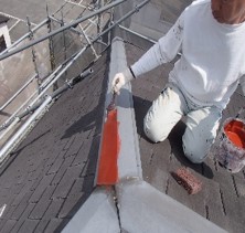 屋根塗装工事におけるサビ止めの写真です。