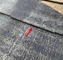 屋根塗装工事における縁切りの写真です。