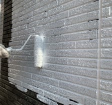 外壁塗装故事における下塗りの写真です