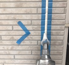 外壁塗装工事における下地処理の様子です。