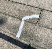 屋根塗装工事における下地処理の写真です。