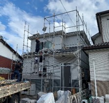 外壁塗装工事の足場のネット養生の写真です。