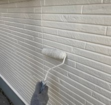 外壁塗装工事における上塗りの写真です。
