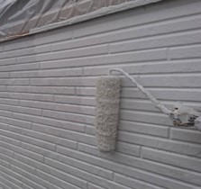 外壁塗装工事における中塗りの写真です。