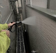 外壁塗装工事のおける高圧洗浄の写真です。