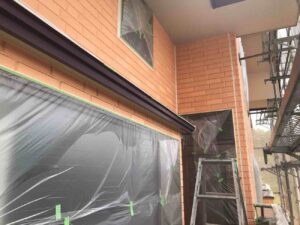 外壁塗装工事の窓廻に養生している写真