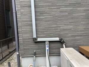 外壁塗装工事　クーラーホースカバー