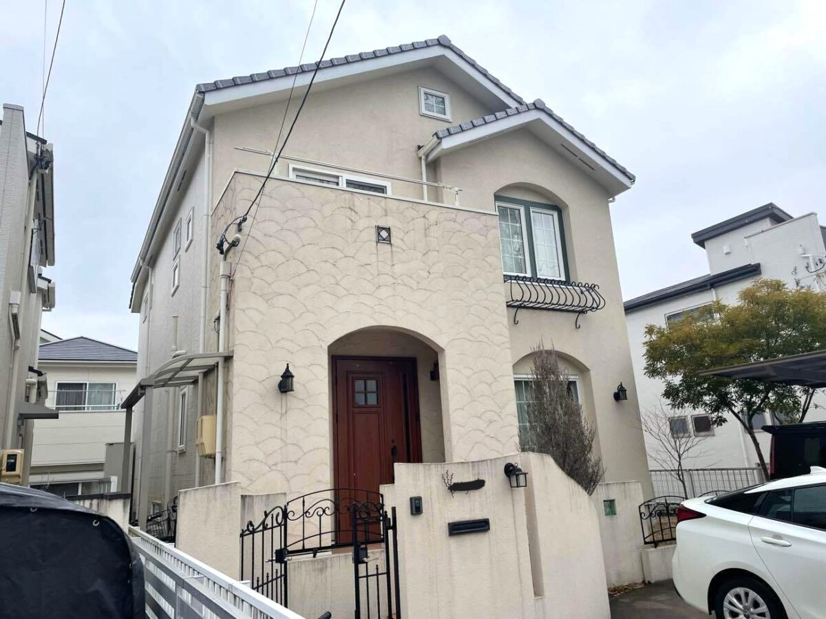 ナチュラルな色合いにグリーンの窓枠が映える住まい