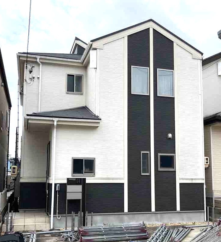 色のコントラストで整える落ち着きのある外観