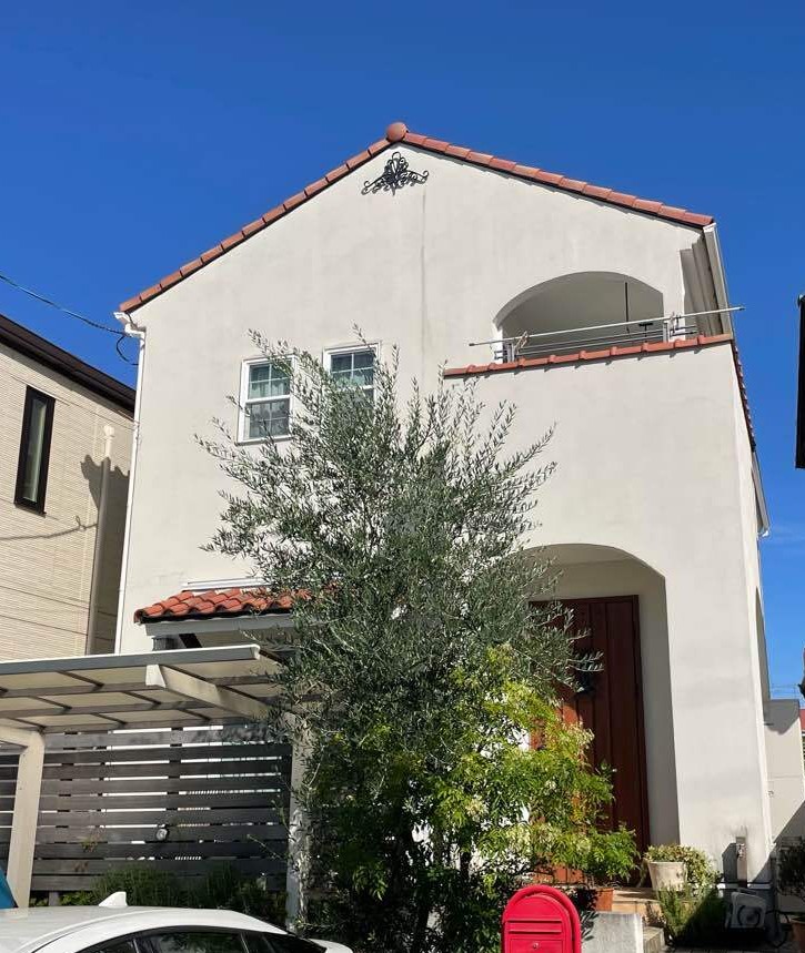 塗り壁ならではの風合いを大切にした外観