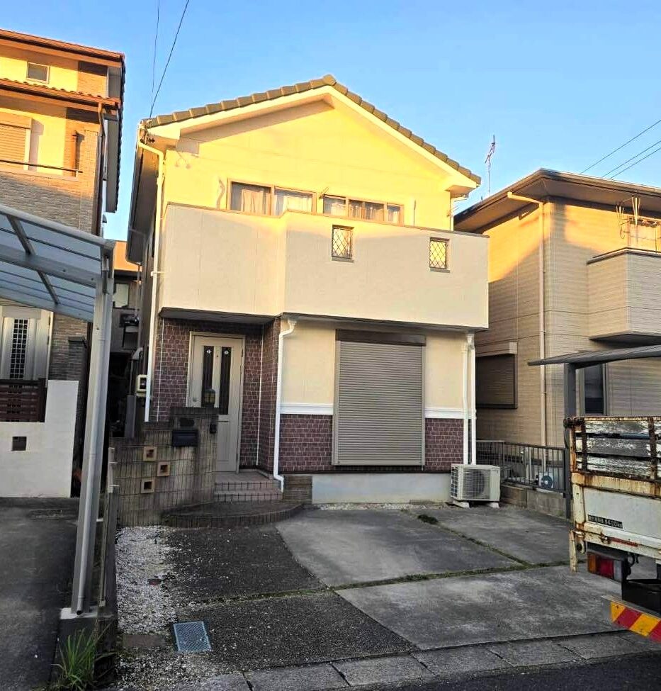 今の雰囲気をそのままに優しい色合いで整えた外観