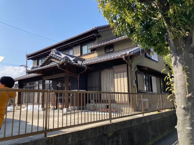 静かに寄り添う上品グレーの装い