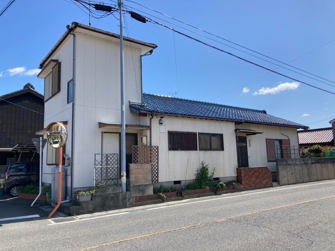 築40年の住まいを、落ち着きと深みのある色でよみがえらせる。