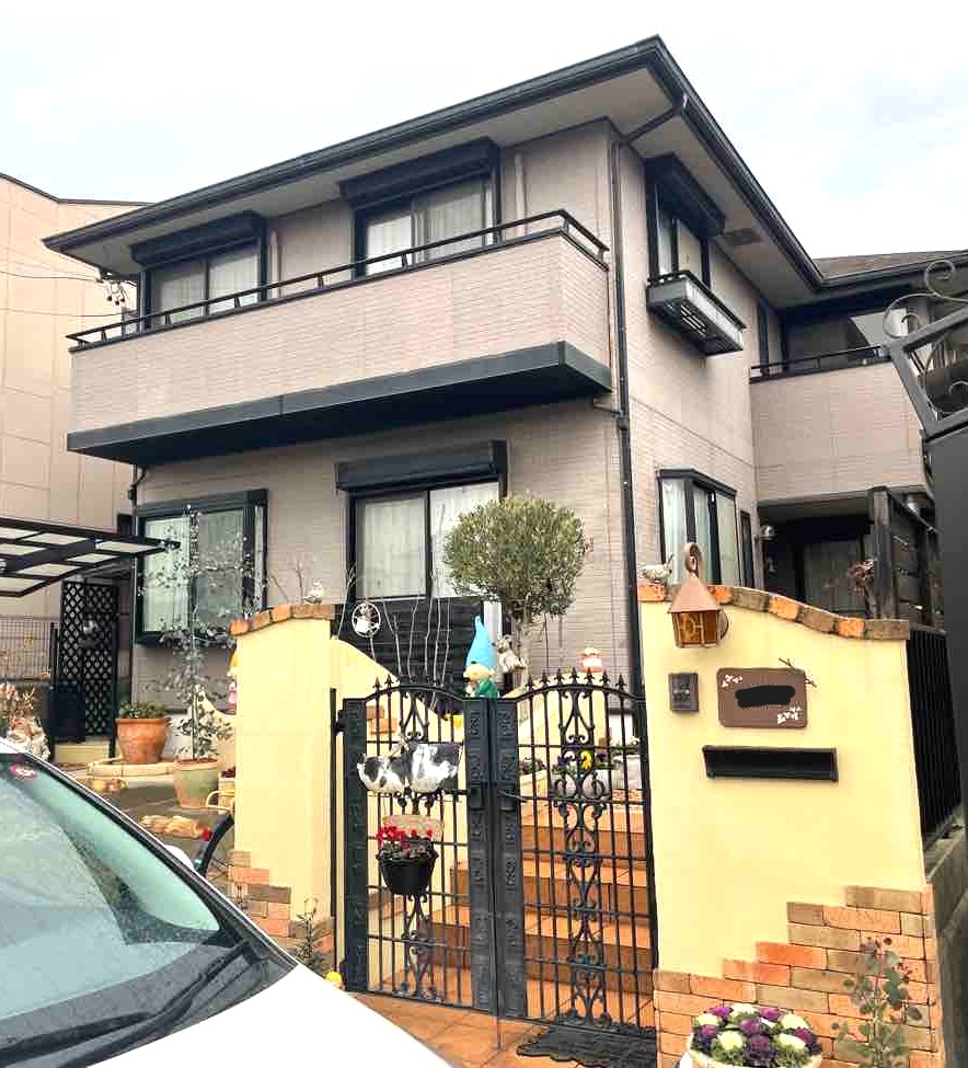 落ち着きのあるダークカラーで引き締めた外壁