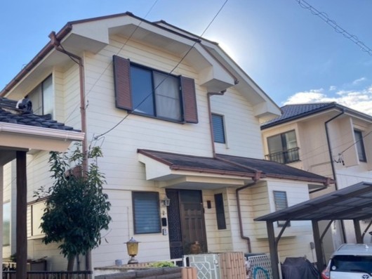 明るさは残し、落ち着きをまとった外観へ。