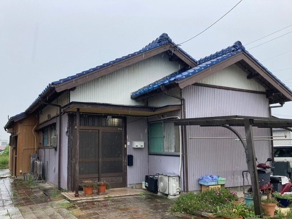 鮮やかな青瓦を引き立てる、温もりあるベージュへの装い。