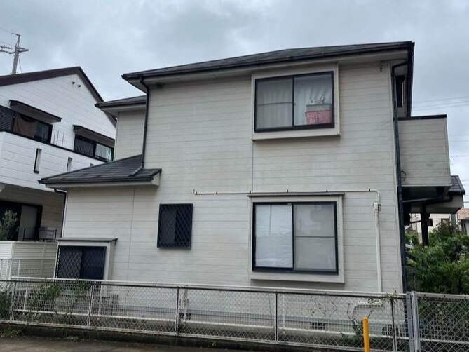 「白から彩りへ。街並みに涼風を運ぶミントグリーンの家」