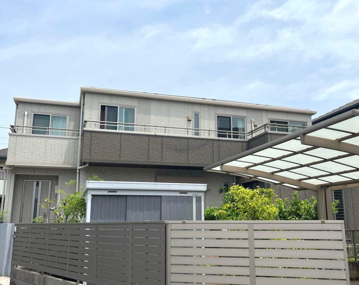 重厚なダークトーンと光のコントラストで描く、最高級のモダン邸宅