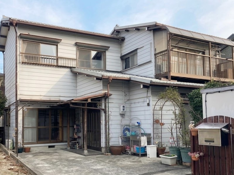 鮮やかなブルーで和洋の趣を融合させた、個性あふれる住まいへ。