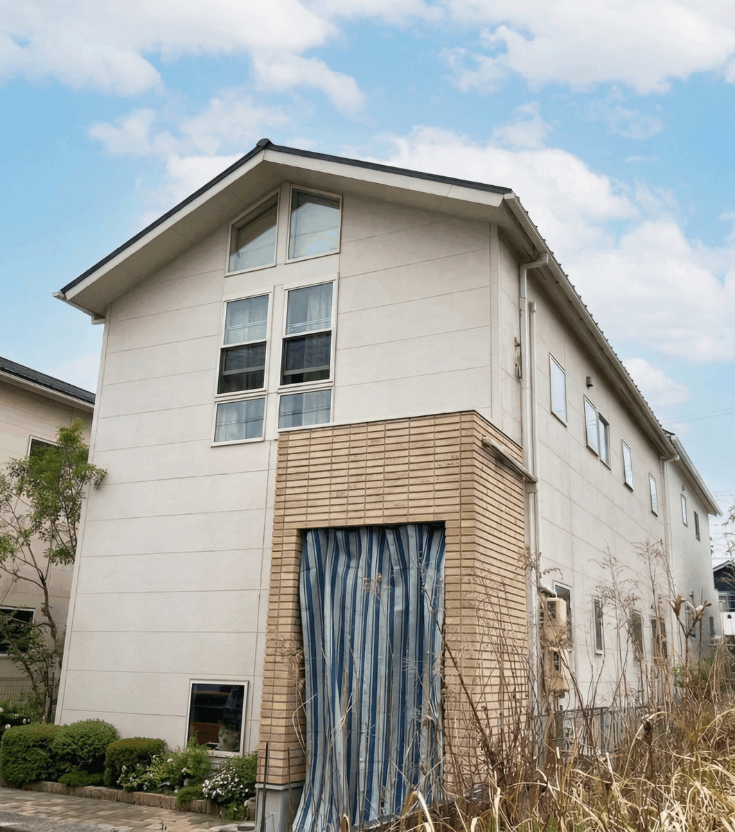 淡色から深いネイビーへ。コントラストで魅せる現代モダンな邸宅