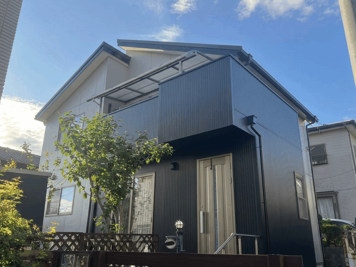 黒の質感を極め、光をまとう。都会的モダンを再定義する塗り替え。