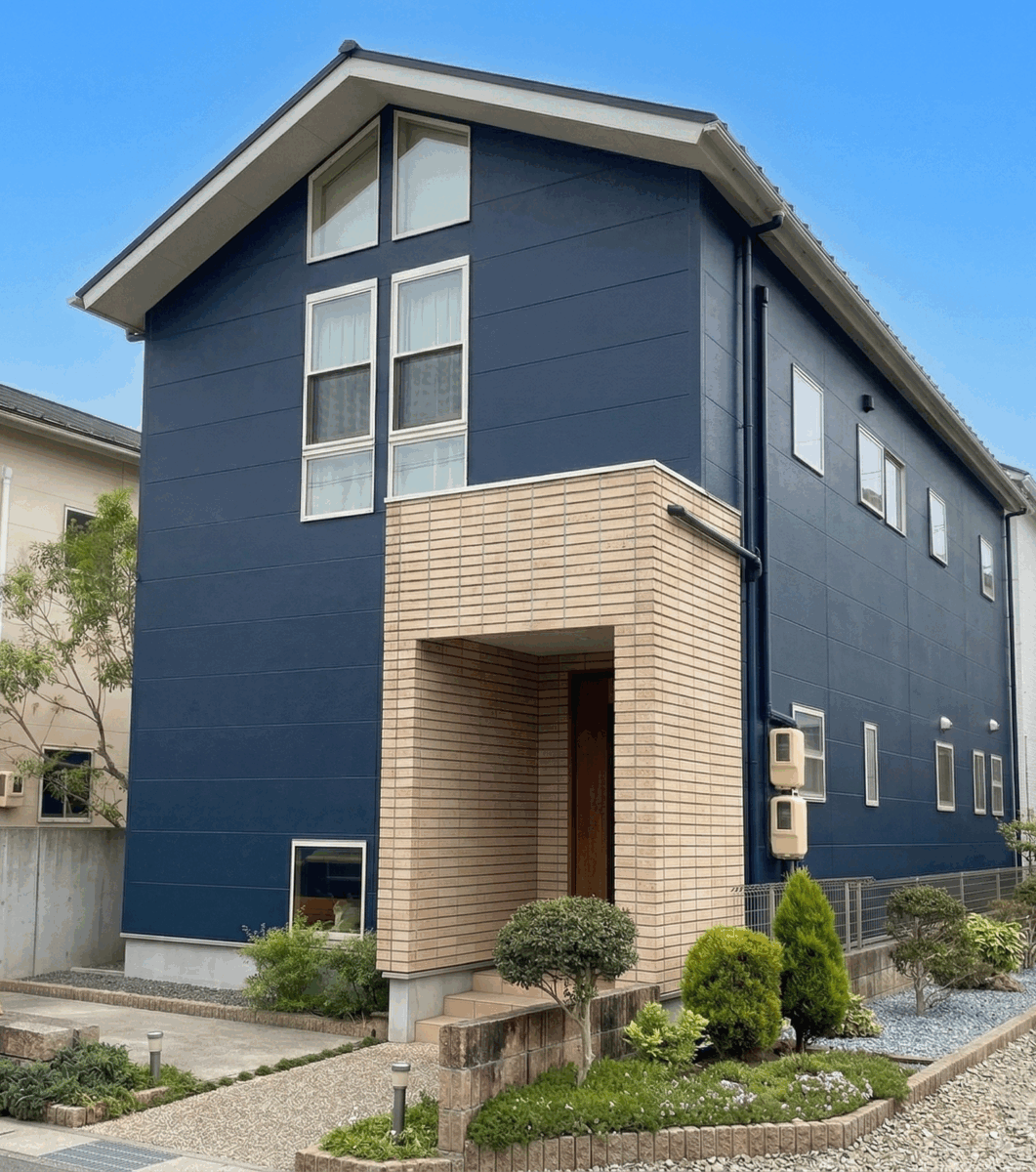 淡色から深いネイビーへ。コントラストで魅せる現代モダンな邸宅