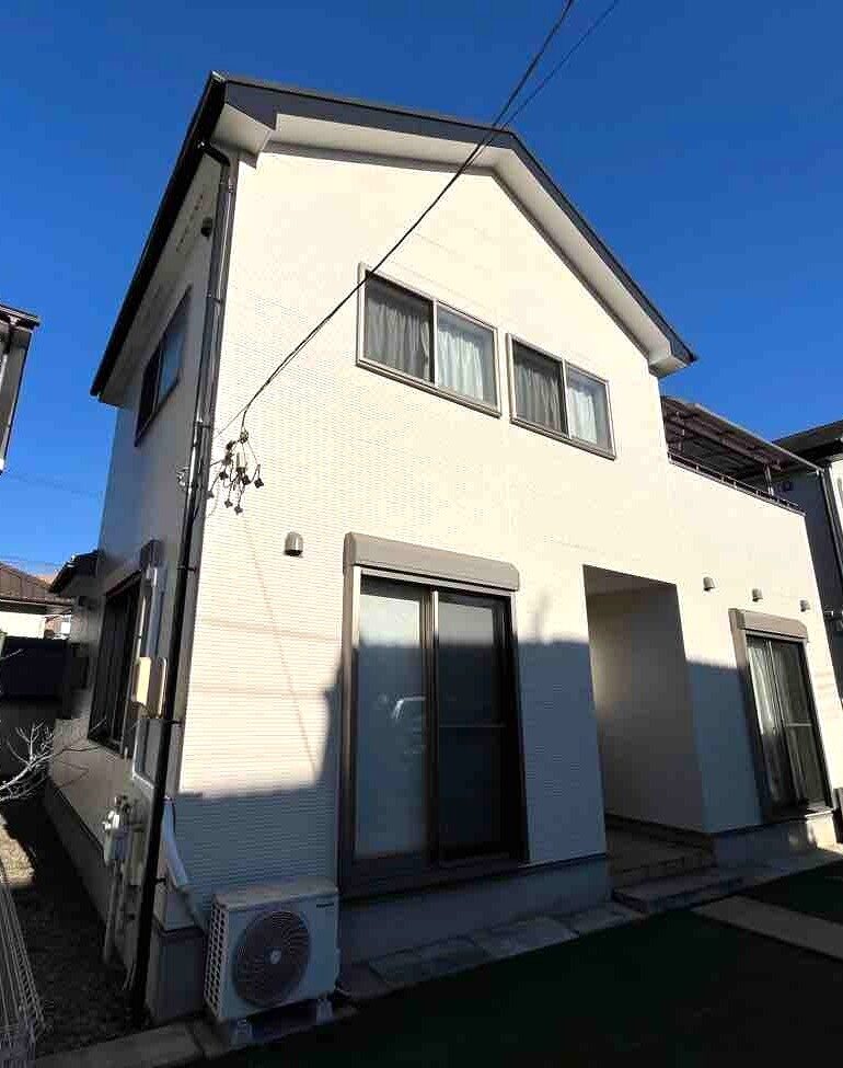 白の輝きで住まいを刷新！青空に映える洗練されたモダン美邸