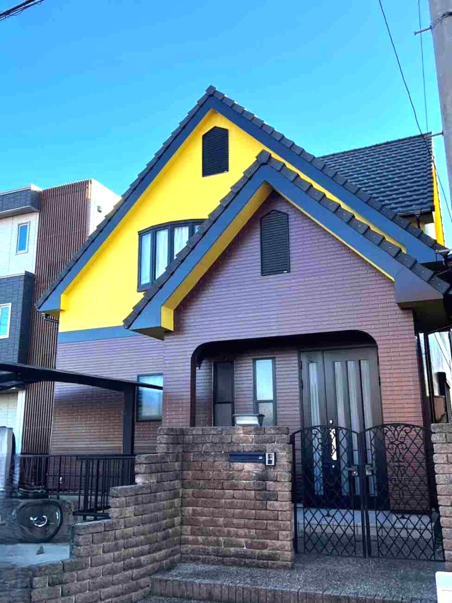 鮮やかなイエローと重厚なタイル調が織りなす、欧州風モダンへの劇的再生