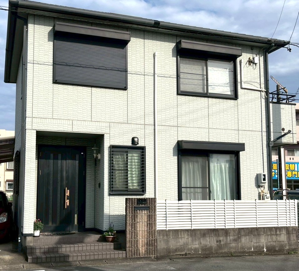 白の輝きと黒のコントラストが映える、都会的モダン邸宅へ