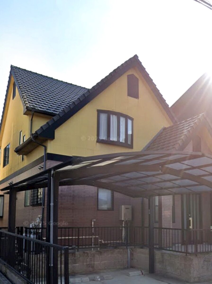 鮮やかなイエローと重厚なタイル調が織りなす、欧州風モダンへの劇的再生