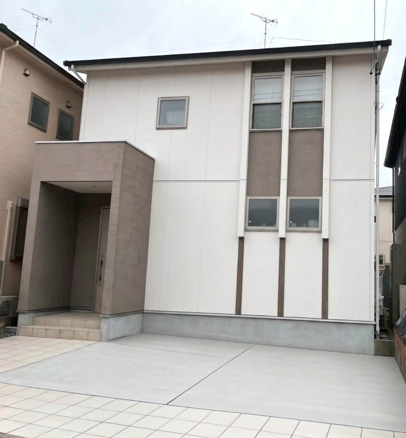 建物の造形美を際立たせる、モダンな配色への一新