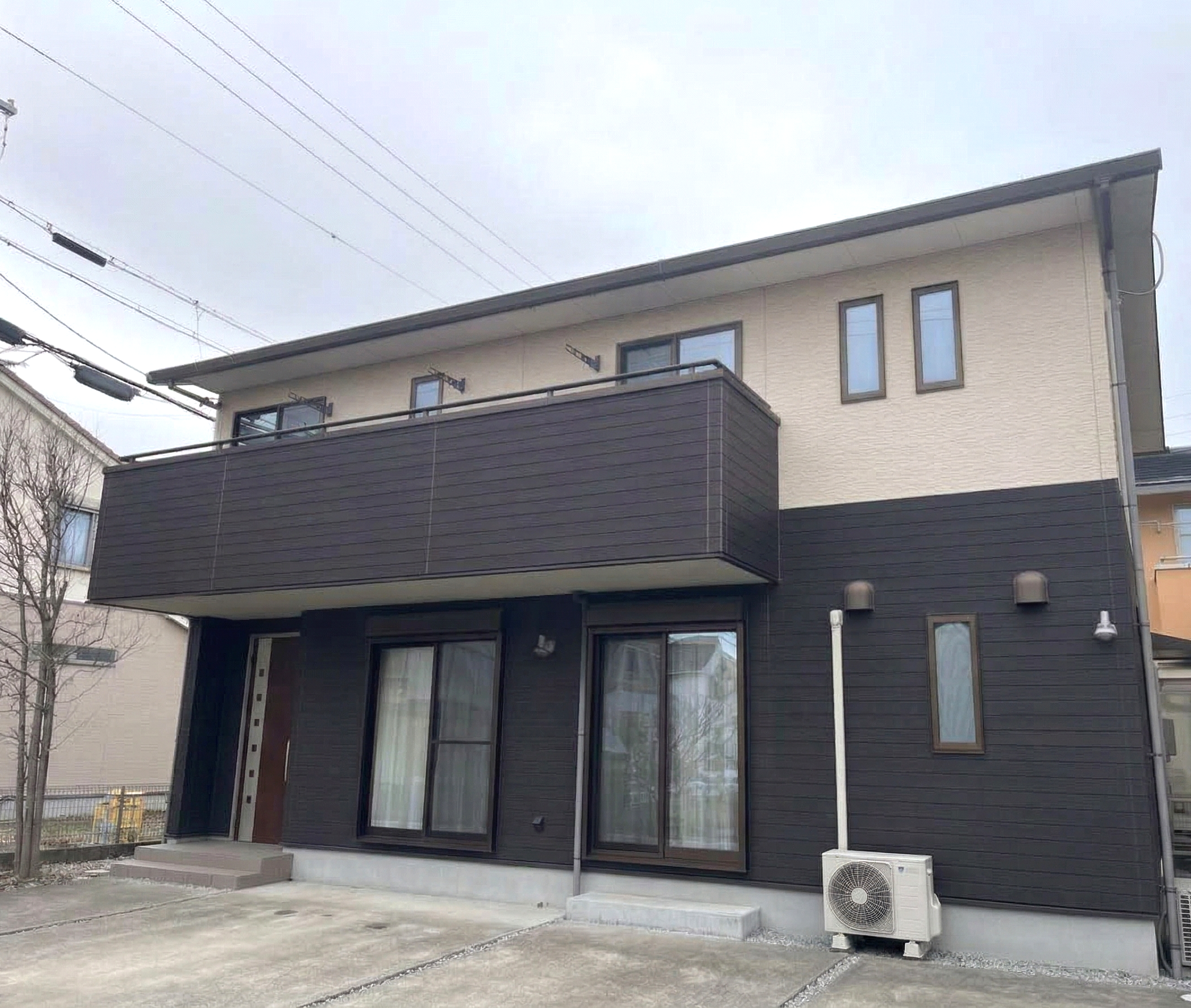 コントラストで際立つ、素材感と温もりを両立したモダンな装いへ